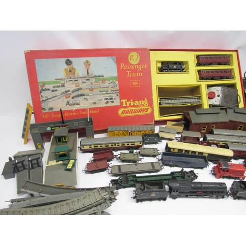 5137 - A collection of playworn Triang 00 gauge locomotives, rolling stock and accessories including R2 Pas... 