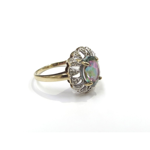 6150 - A mystic topaz and diamond chip cluster ring, stamped 375. Size P, 2.9g