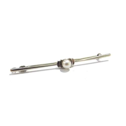 6162 - A 9ct white gold bar brooch centrally set with a single pearl, 5.8cm long, 2.1g, in fitted case