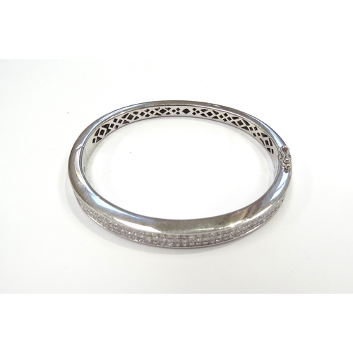 6252 - An 18ct white gold diamond hinged cocktail bangle set with 120 princess cut diamonds 4.20ct approx, ... 