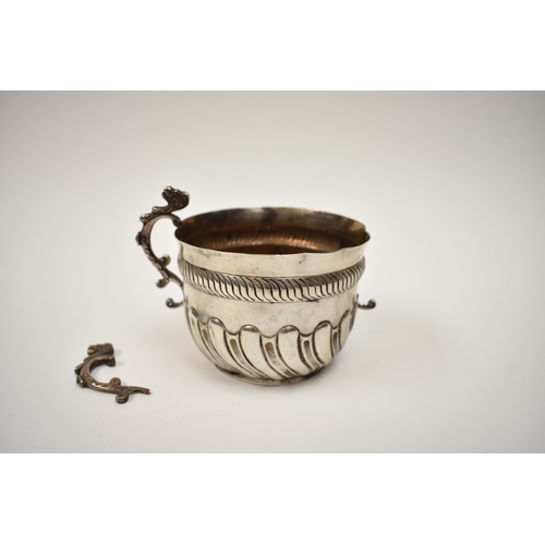 8060 - A Victorian silver porringer with detached handle London 1895, 8.5cm tall x 9cm diameter, 116g