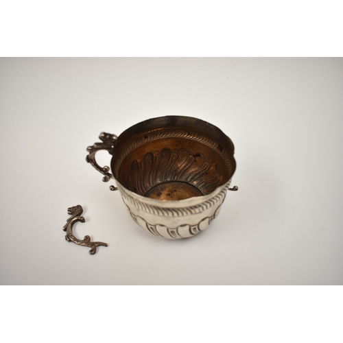 8060 - A Victorian silver porringer with detached handle London 1895, 8.5cm tall x 9cm diameter, 116g