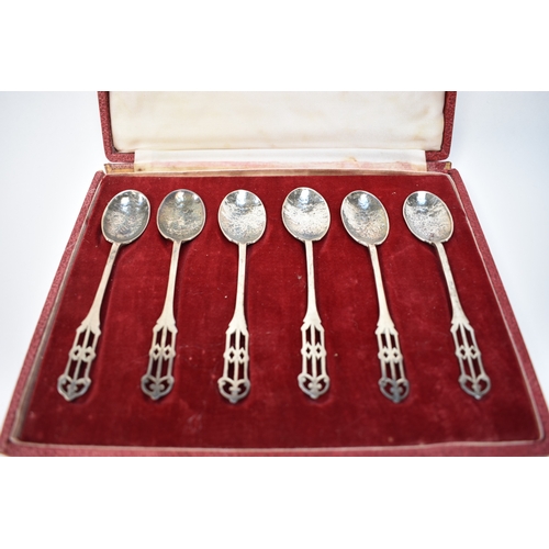 8146 - A cased set of Amy Sandheim arts and crafts teaspoons with pierced handles, London 1925, 53g