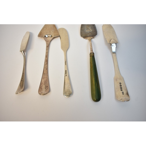 8126 - Three silver butterknives and one serving trowel. Trowel has the motto 'stat veritas' inscribed, Geo... 