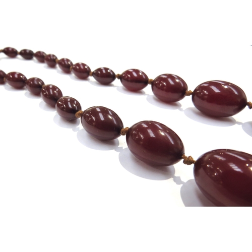 6371 - A cherry amber/Bakelite graduated bead necklace, 60g