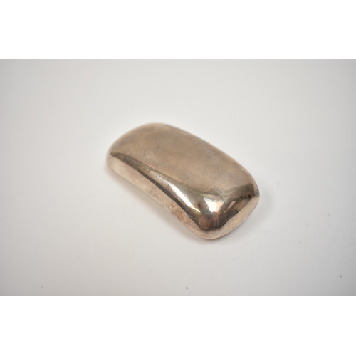 8033 - A Clark & Sewell (James Clark & John Sewell) silver snuff box, ergonomic curved form with large hing... 