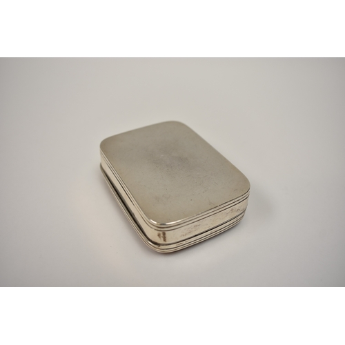 8042 - A George III Scottish snuff box of rounded rectangular form with reeded sides, the cover set with a ... 