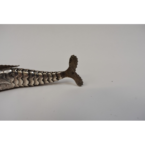 8025 - A white metal articulated fish, scent bottle the twelve sectioned body with nice detail. The hinged ... 