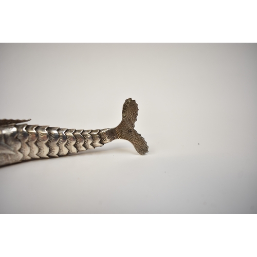 8025 - A white metal articulated fish, scent bottle the twelve sectioned body with nice detail. The hinged ... 