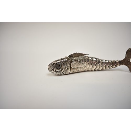 8025 - A white metal articulated fish, scent bottle the twelve sectioned body with nice detail. The hinged ... 