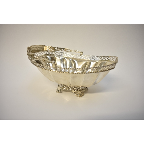 8048 - Retailed by Edward & Son Glasgow a silver bread basket with swing handle and pierced border, Birming... 