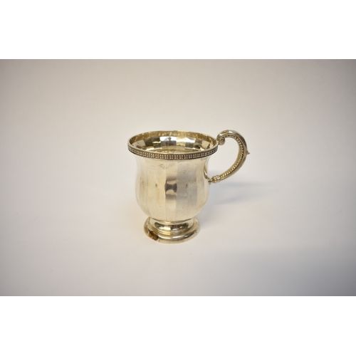 8056 - A silver Henry Matthews facet punch cup with circular pedestal foot, Birmingham 1927, 8.3cm tall, 93... 