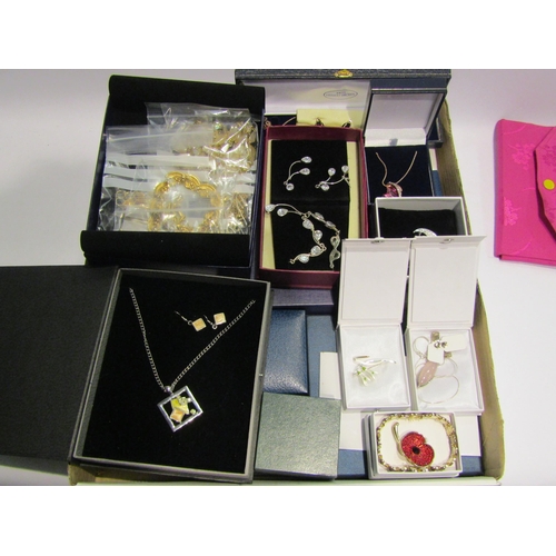 4413 - A tray of named costume jewellery to include 'Unique', 'Buckingham', 'Wedgwood' and 'Museum Collecti... 