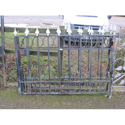 7002 - A pair of iron arrow top drive gates, 165cm x 103cm each gate