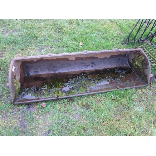 7067 - A cast iron raised back trough, 121cm wide