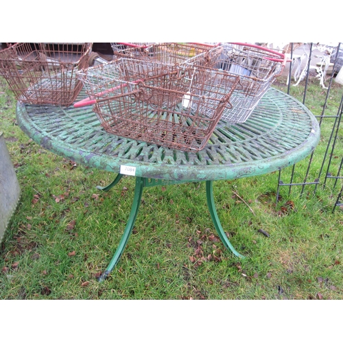 7084 - A round alloy garden table, pierced decorative top, 122cm diameter