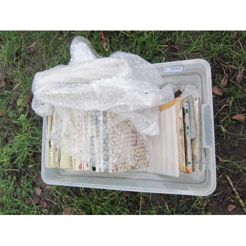 7095 - A tray of mixed Art Nouveau fireplace tiles, Wedgwood blue and whites etc