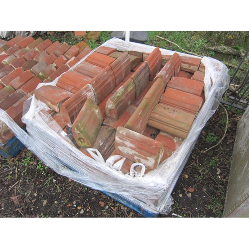 7102 - A pallet of approx 85 running feet of brick edging