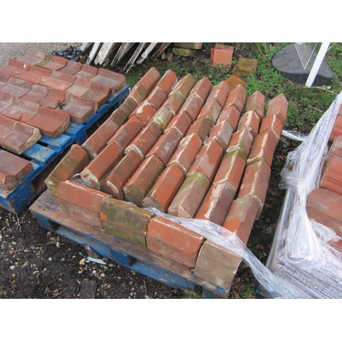 7103 - A pallet of approx 30 running feet of brick edging