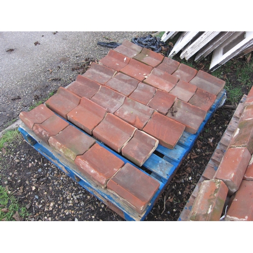 7104 - A pallet of approx 18 running feet of brick edging