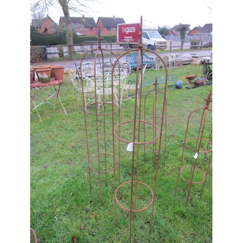 7127 - A pair of steel wavy arrow top obelisks