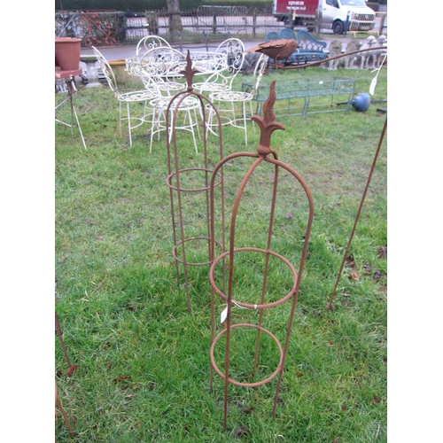 7128 - A pair of steel wavy arrow top obelisks