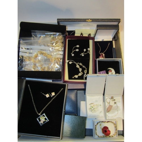 4413 - A tray of named costume jewellery to include 'Unique', 'Buckingham', 'Wedgwood' and 'Museum Collecti... 