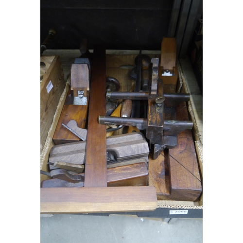 2066 - A tray of mixed carpenters tools including a K.Sharman plough plane