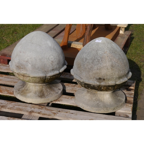 7457 - A pair of pier caps