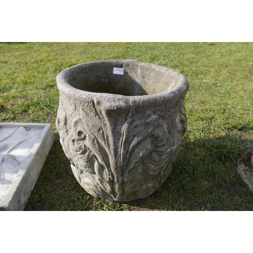 7459 - An acanthus leaf plant pot