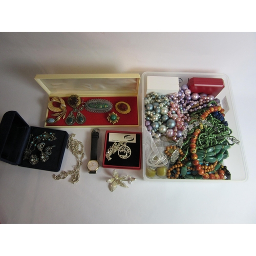 4423 - A large quantity of costume jewellery including 925 chain, costume brooches, necklaces etc. and a Ti... 