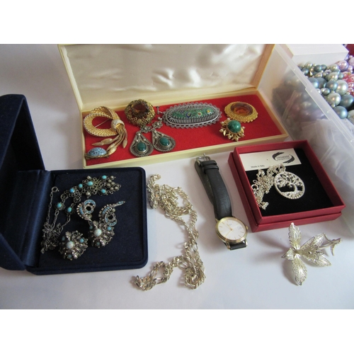 4423 - A large quantity of costume jewellery including 925 chain, costume brooches, necklaces etc. and a Ti... 