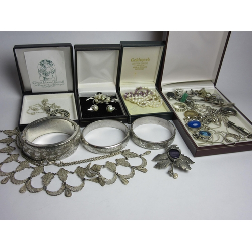 4440 - A quantity of white metal bijouterie including silver bangles and 925, acorn brooch, agate brooch, f... 