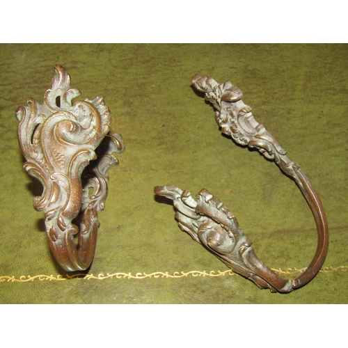 4021 - A pair of vintage French curtain tie-backs in bronze, Louis XV style, 20cm x 12cm (max)