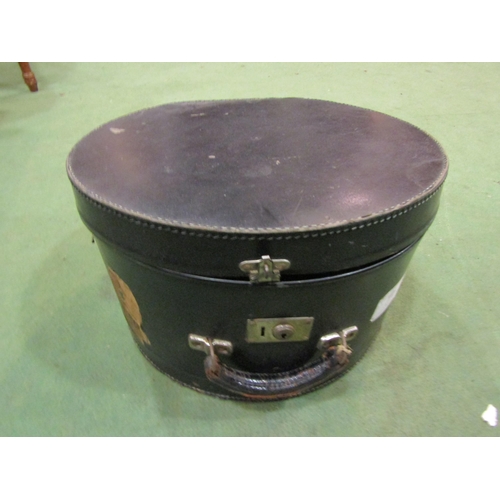 4172 - A vintage French lined leather hat box, diameter 40cm with gentleman's hat by Morreton