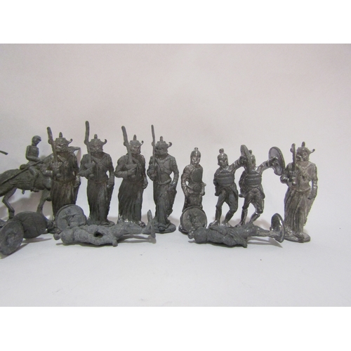 4386 - A collection of lead figures of solidiers and horses