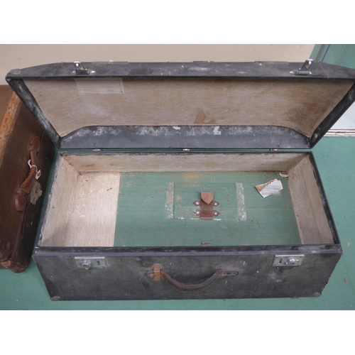 8185 - A vintage travel trunk