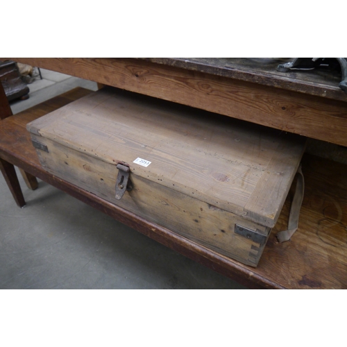 2053 - A pine tool box