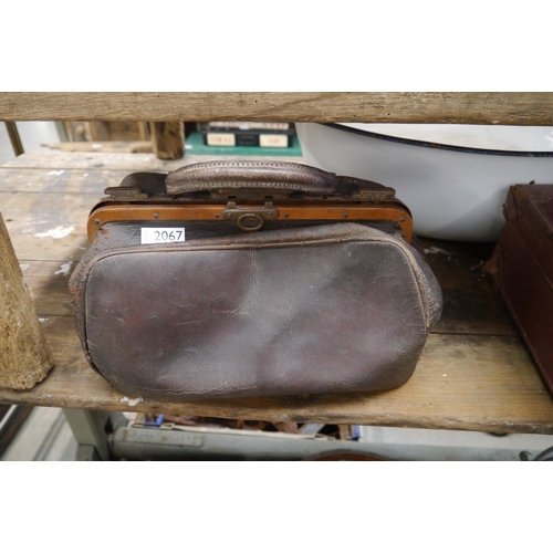 2067 - A leather Gladstone bag