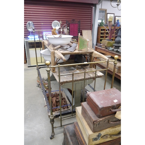 2071 - A Victorian brass single bed with side irons