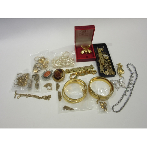 1331 - A quantity of costume jewellery including bracelet, faux pearls, pendants on chains and costume ring... 