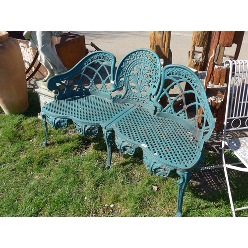 9027 - A decorative cast iron shaped garden bench, back loose