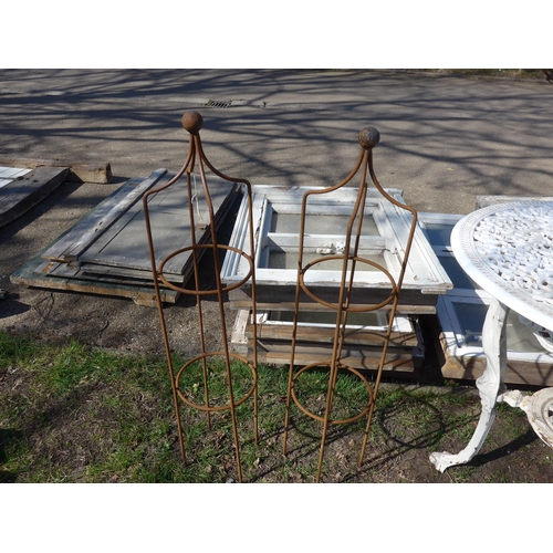 9039 - A pair of steel ball top obelisks