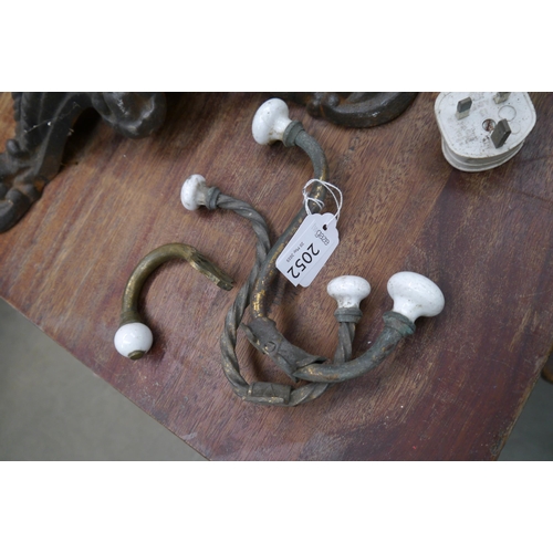 Lot 2052      