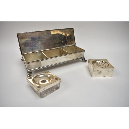 8026 - A Lambert and Co silver table top cigar and cigarette compendium with integral ashtrays. The swing h... 