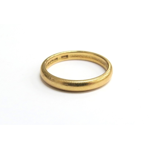 7287 - A 22ct gold wedding band. Size O, 4.3g
