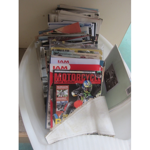 7107 - A tub of mixed motorcar and motorcycle magazines including 'On Four Wheels' etc