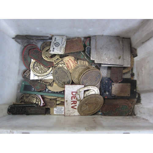 7190 - A box of mixed show plaques including brass examples
