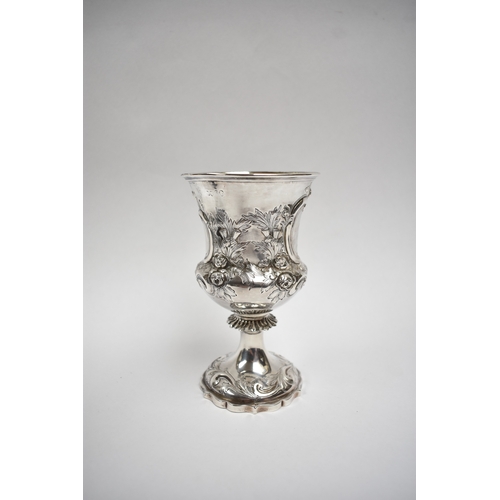 8023 - A Victorian Edward & John Barnard silver wine goblet in case . The body with engraved cartouche, mar... 