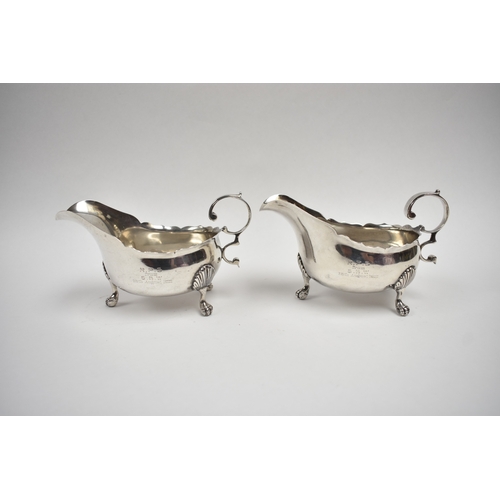 8020 - A pair of Thomas Bradbury & Son sauce boats with crested detail Moto ' Hold Fast', London 1900, 9cm ... 